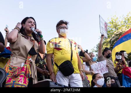 Madrid, Spanien, 6. Mai 2021. Demonstranten nehmen an einer Demonstration zur Unterstützung kolumbianischer Bürger Teil, die gegen die gewaltsame Unterdrückung von regierungsfeindlichen Protesten kämpfen. Die Proteste in Kolumbien dauern an, nachdem die Regierung die Steuerreform zurückzieht, was zu tödlichen Zusammenstößen und Störungen führt. Quelle: Roberto Arosio/Alamy Live News Stockfoto