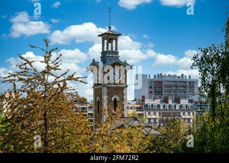 Nahaufnahme des alten Uhrturms von Georges Brassens Public Parken Sie in Paris Stockfoto