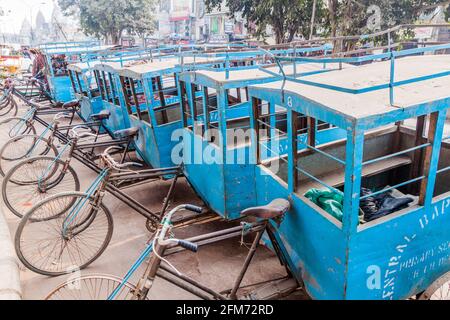 DELHI, INDIEN - 24. JANUAR 2017: Cyclo-Rikschas werden als Alternative zu einem Schulbus für eine Grundschule in Delhi eingesetzt. Stockfoto