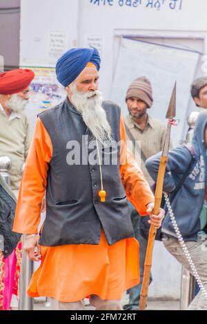 DELHI, INDIEN - 24. JANUAR 2017: Sikh-Krieger mit einem Speer auf einer Wache vor Gurudwara SIS Ganj Sahib gurdwara Kultstätte für Sikhs in Delh
