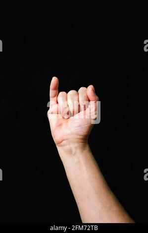 Hand zeigt machen Brief I Internationale Zeichen Sprache dunklen Hintergrund Stockfoto