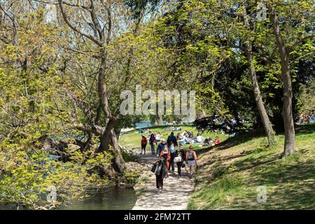 Pariser entspannen am unteren See im Bois de Boulogne - Paris, Frankreich Stockfoto