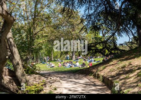 Pariser entspannen am unteren See im Bois de Boulogne - Paris, Frankreich Stockfoto