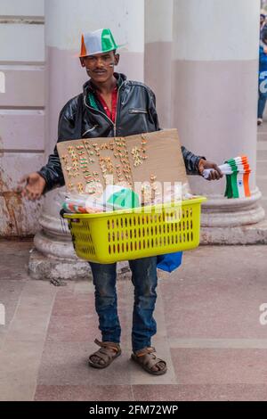 DELHI, INDIEN - 24. JANUAR 2017: Straßenverkäufer von indischen Flaggen und patriotischen Gegenständen am Connaught Place in Delhi. Am nächsten Tag, dem 26. Januar, ist ein nationales ho Stockfoto