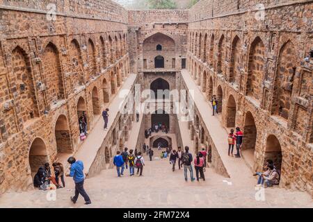 DELHI, INDIEN - 24. JANUAR 2017: Die Menschen besuchen STEP Well Agrasen KI Baoli in Neu-Delhi. Stockfoto