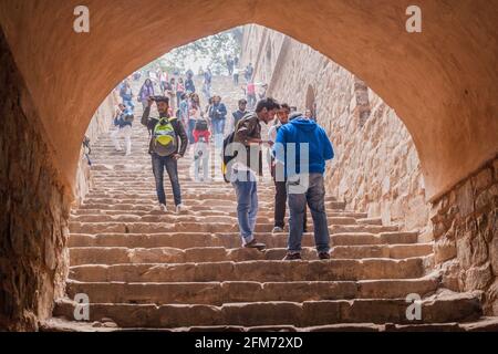 DELHI, INDIEN - 24. JANUAR 2017: Die Menschen besuchen STEP Well Agrasen KI Baoli in Neu-Delhi. Stockfoto