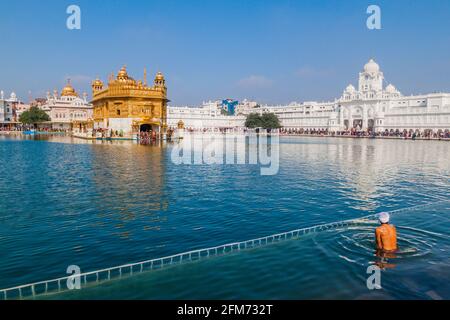 AMRITSAR, INDIEN - 26. JANUAR 2017: Sikh-Anhänger baden in einem Pool im Goldenen Tempel Harmandir Sahib in Amritsar, Punjab, Indien Stockfoto