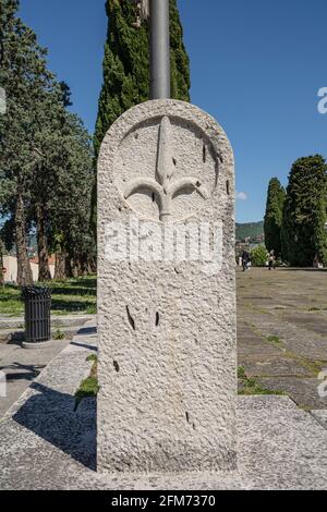 Das Symbol der Stadt auf einer steinernen Hauptstadt in Triest, Italien, geschnitzt. Stockfoto