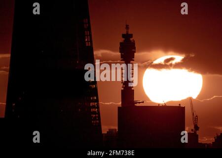 London, Großbritannien. Mai 2021. UK Wetter: Dramatischer Abenduntergang hinter dem BT Tower und Shard Gebäude. Kredit: Guy Corbishley/Alamy Live Nachrichten Stockfoto