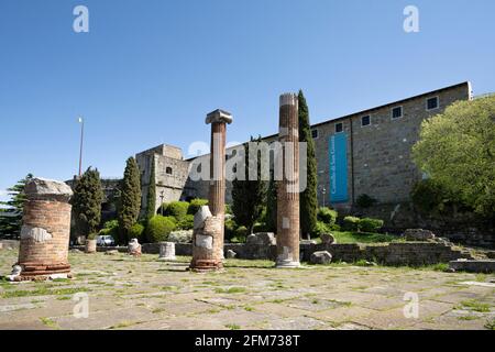 Triest, Italien. 3.Mai 2021. Panoramablick auf die römische Ausgrabungsstätte auf dem Hügel San Giusto Stockfoto