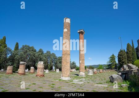 Triest, Italien. 3.Mai 2021. Panoramablick auf die römische Ausgrabungsstätte auf dem Hügel San Giusto Stockfoto