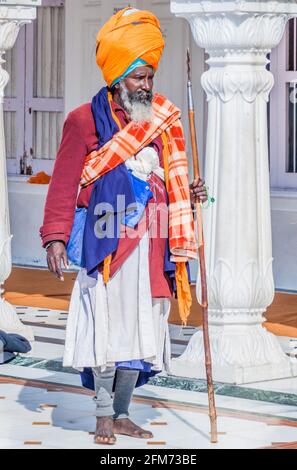 AMRITSAR, INDIEN - 26. JANUAR 2017: Sikh-Krieger mit einem Speer auf einer Wache im Goldenen Tempel Harmandir Sahib in Amritsar, Punjab, Indien Stockfoto