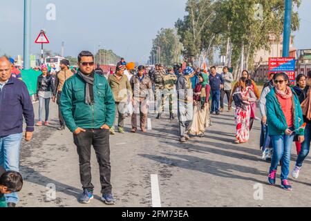 WAGAH, INDIEN - 26. JANUAR 2017: Menschen gehen an die Grenze, um die Militärzeremonie an der indisch-pakistanischen Grenze in Wagah in Punjab, Indien, zu beobachten. Stockfoto