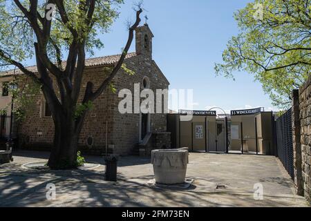 Triest, Italien. 3.Mai 2021. Die Außenansicht des Pfarrhauses und des Oratoriums der Kirche San Michele al Carnale in Triest Stockfoto