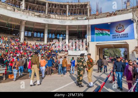 WAGAH, INDIEN - 26. JANUAR 2017: Die Menschen warten auf die Militärzeremonie an der indisch-pakistanischen Grenze in Wagah in Punjab, Indien. Stockfoto