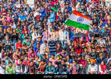 WAGAH, INDIEN - 26. JANUAR 2017: Indische Zuschauer beobachten die Militärzeremonie an der indisch-pakistanischen Grenze in Wagah in Punjab, Indien. Stockfoto