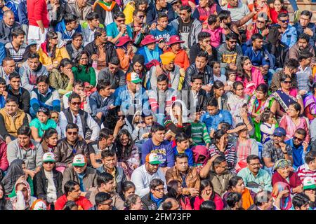 WAGAH, INDIEN - 26. JANUAR 2017: Indische Zuschauer beobachten die Militärzeremonie an der indisch-pakistanischen Grenze in Wagah in Punjab, Indien. Stockfoto