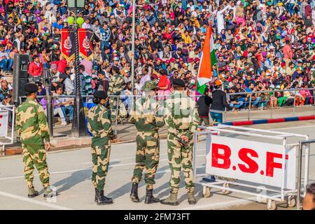 WAGAH, INDIEN - 26. JANUAR 2017: Grenzposten bei der Militärzeremonie an der indisch-pakistanischen Grenze in Wagah in Punjab, Indien. Stockfoto