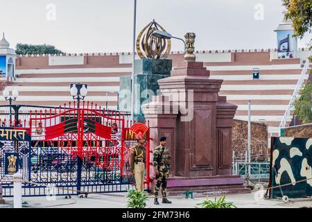 WAGAH, INDIEN - 26. JANUAR 2017: Soldaten bewachen an der indisch-pakistanischen Grenze in Wagah in Punjab, Indien. Stockfoto