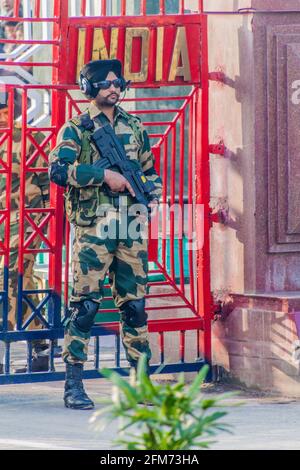 WAGAH, INDIEN - 26. JANUAR 2017: Grenzschutz bei der Militärzeremonie an der indisch-pakistanischen Grenze in Wagah in Punjab, Indien. Stockfoto