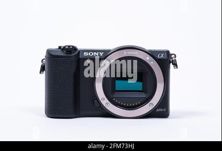 Göteborg, Schweden - Juni 18 2019: Spiegellose Digitalkamera Sony a5100 auf weißem Hintergrund. Stockfoto