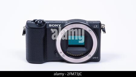 Göteborg, Schweden - Juni 18 2019: Spiegellose Digitalkamera Sony a5100 auf weißem Hintergrund. Stockfoto