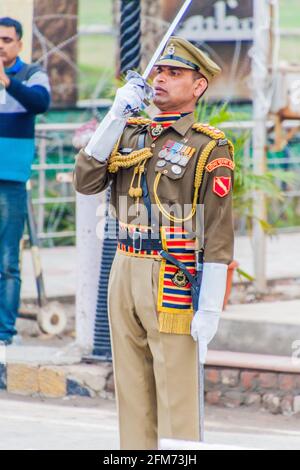 WAGAH, INDIEN - 26. JANUAR 2017: Mitglied der Grenzschutztruppe bei der Militärzeremonie an der indisch-pakistanischen Grenze in Wagah in Punjab, Indien. Stockfoto