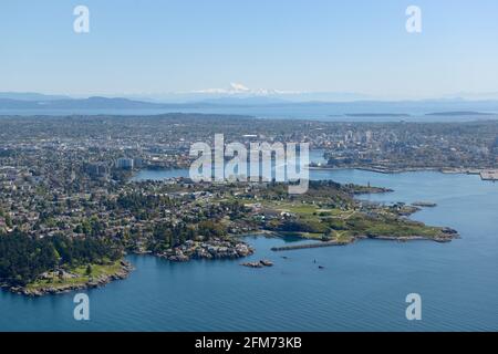 Luftaufnahme von Victoria BC mit Esquimalt im Vordergrund. Mt Baker im Bundesstaat Washington liegt am Horizont, Victoria, Vancouver Island, Stockfoto