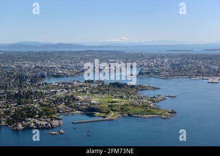 Luftaufnahme von Victoria BC mit Esquimalt im Vordergrund. Mt. Baker im Bundesstaat Washington liegt am Horizont, Victoria, Vancouver Island, Bridge Stockfoto