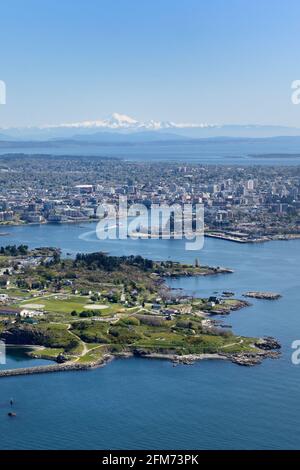 Luftaufnahme von Victoria BC mit Esquimalt im Vordergrund. Mt. Baker im Bundesstaat Washington liegt am Horizont, Victoria, Vancouver Island, Bridge Stockfoto