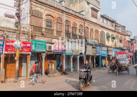 LUCKNOW, INDIEN - 3. FEBRUAR 2017: Straße im Zentrum von Lucknow, Bundesstaat Uttar Pradesh, Indien Stockfoto