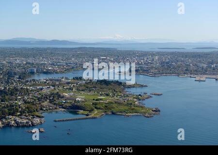 Luftaufnahme von Victoria BC mit Esquimalt im Vordergrund. Mt Baker im Bundesstaat Washington liegt am Horizont, Victoria, Vancouver Island, Brit Stockfoto