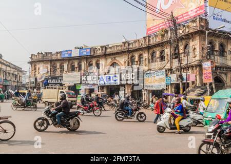 LUCKNOW, INDIEN - 3. FEBRUAR 2017: Ansicht eines Straßenverkehrs in Lucknow, Bundesstaat Uttar Pradesh, Indien Stockfoto