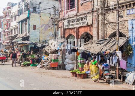 LUCKNOW, INDIEN - 3. FEBRUAR 2017: Straßenszene im Zentrum von Lucknow, Bundesstaat Uttar Pradesh, Indien Stockfoto