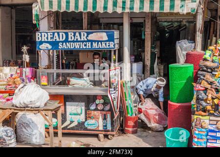 LUCKNOW, INDIEN - 3. FEBRUAR 2017: Brotbar-Sandwich-Maker-Stand in Lucknow, Bundesstaat Uttar Pradesh, Indien Stockfoto