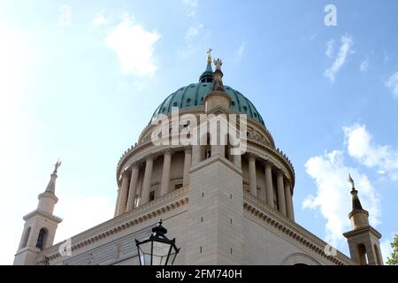 Potsdam, Deutschland. 06.Mai 2021: Potsdam: Das Foto zeigt die Evangelische Kirche St. Nikolai. Eine Woche nach dem Gewaltakt mit vier Toten im Oberlinhaus findet in der Potsdamer Nikolaikirche ein Gedenkgottesdienst statt.Matthias Fichtmüller, theologischer Leiter im Oberlinhaus. Um 7 Uhr läuten die Glocken aller Potsdamer Kirchen eine Minute lang. Kredit: Pacific Press Media Production Corp. Kredit: Pacific Press Media Production Corp./Alamy Live News Stockfoto