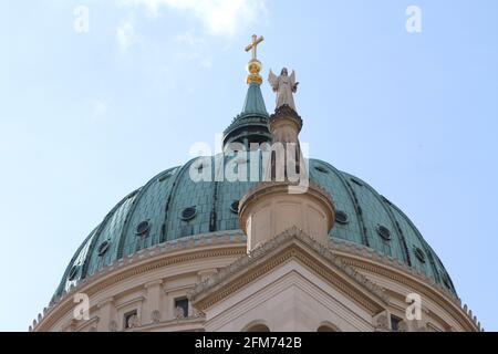 Potsdam, Deutschland. 06.Mai 2021: Potsdam: Das Foto zeigt die Evangelische Kirche St. Nikolai. Eine Woche nach dem Gewaltakt mit vier Toten im Oberlinhaus findet in der Potsdamer Nikolaikirche ein Gedenkgottesdienst statt.Matthias Fichtmüller, theologischer Leiter im Oberlinhaus. Um 7 Uhr läuten die Glocken aller Potsdamer Kirchen eine Minute lang. Kredit: Pacific Press Media Production Corp. Kredit: Pacific Press Media Production Corp./Alamy Live News Stockfoto