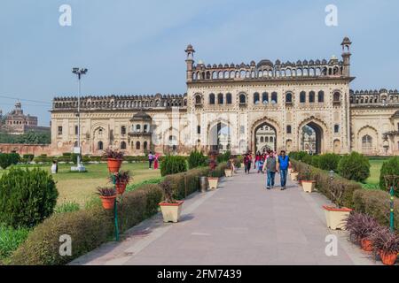 LUCKNOW, INDIEN - 3. FEBRUAR 2017: Eingangstor zu Bara Imambara in Lucknow, Bundesstaat Uttar Pradesh, Indien Stockfoto