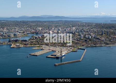 Luftaufnahme von Victoria Harbour, dem Wellenbrecher und den Schiffsdocks von Cruse, Victoria, Vancouver Island, British Columbia Stockfoto