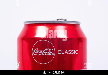 Göteborg, Schweden - Juni 18 2019: Detail einer Coca Cola 33cl Dose auf weißem Hintergrund. Stockfoto