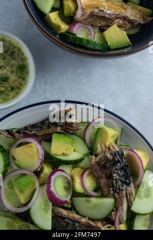 Salat. Geräucherter Makrele, Gurken und Salat mit roten Zwiebeln Stockfoto