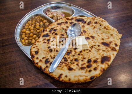 Amritsari Kulcha Tongebackene gefüllte Naan , typische Mahlzeit von Amritsar, Indien Stockfoto