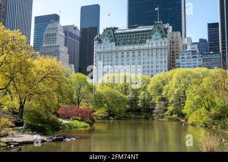 Das Plaza Hotel und die Skyline von Midtown Manhattan vom Pond im Central Park, NYC, USA aus gesehen Stockfoto