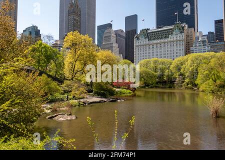 Das Plaza Hotel und die Skyline von Midtown Manhattan vom Pond im Central Park, NYC, USA aus gesehen Stockfoto