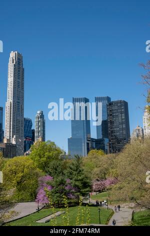 Time Warner Center, Trump Hotel und andere Wolkenkratzer über den blühenden Bäumen des Central Park , 2021, Spring, NYC, USA Stockfoto
