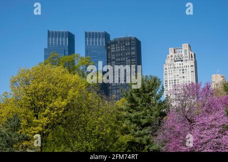 Skyline von der Westseite vom Central Park aus an einem Frühlingstag, New York City, USA 2021 Stockfoto