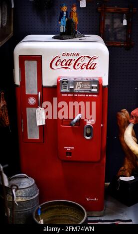 Ein alter Coca-Cola-Automaten aus den 1950er Jahren zum Verkauf in einem Antiquitätengeschäft in Santa Fe, New Mexico. Stockfoto