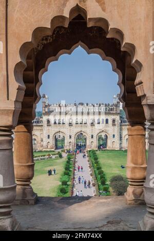 LUCKNOW, INDIEN - 3. FEBRUAR 2017: Eingangstor zu Bara Imambara in Lucknow, Bundesstaat Uttar Pradesh, Indien Stockfoto