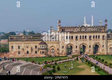 LUCKNOW, INDIEN - 3. FEBRUAR 2017: Eingangstor zu Bara Imambara in Lucknow, Bundesstaat Uttar Pradesh, Indien Stockfoto