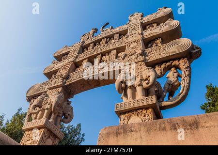 Gateway Torana of the Great Stupa, altes buddhistisches Denkmal in Sanchi, Madhya Pradesh, Indien Stockfoto